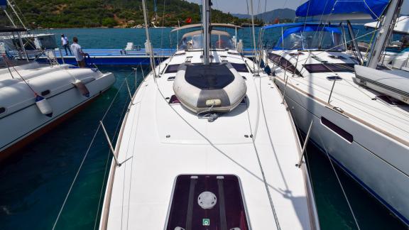 The foredeck of the yacht Anja Sophie features a dinghy.