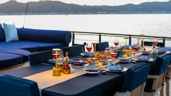 Eleganter gedeckter Tisch für ein Abendessen mit Blick auf das Meer an Deck der SY Voyage.