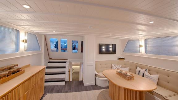 The cozy seating area in the salon of Liberte 11 is equipped with stylish details and offers comfort.