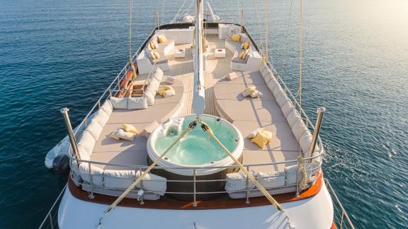 On the open deck terrace, the luxury yacht offers a whirlpool, sun loungers and a lounge.