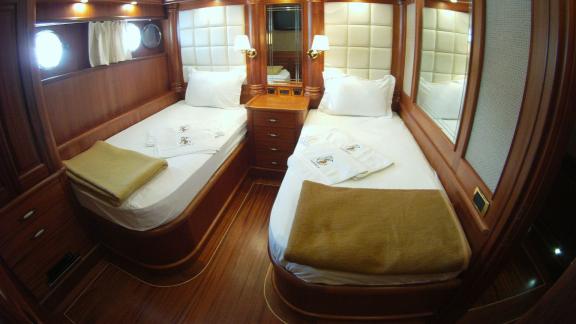 Stylish twin bedroom with elegant decor on the Gulet Nurten A.