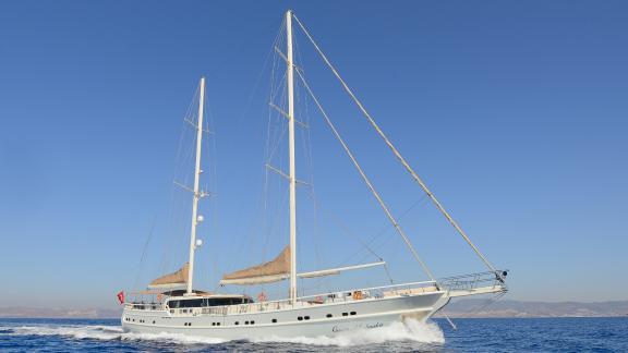 Die luxuriöse Queen of Salmakis Gulet. Bei schönem Wetter mit vollen Segeln segeln