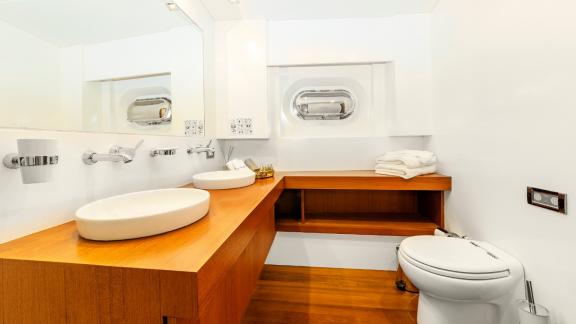 Modernes und elegantes Badezimmer mit Doppelwaschbecken auf der Yacht Ubi Bene.