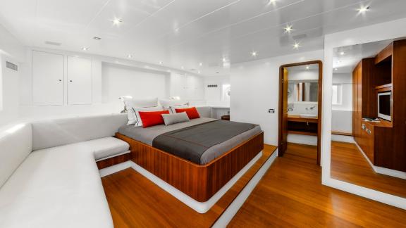 Luxuriöse Suite mit großem Bett und eigenem Bad auf der Yacht Ubi Bene.