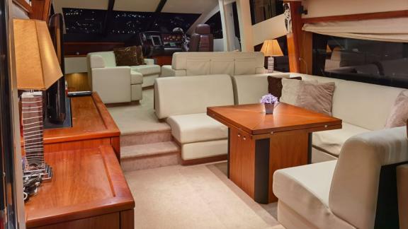 Das Interieur der Motoryacht Star 1 zeigt stilvolle Möbel und bequeme Sitzbereiche.