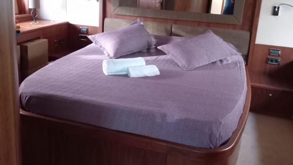 Das Schlafzimmer der Motoryacht Star 1 zeigt ein großes Bett und stilvolle Dekoration.