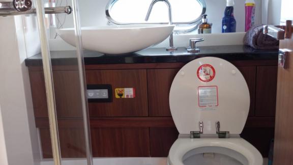 Das Badezimmer der Motoryacht Star 1 zeigt ein stilvolles Waschbecken und eine moderne Toilette.