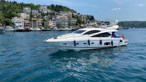 Die Motoryacht Star 1 fährt im Hafen von Bodrum neben anderen Booten.