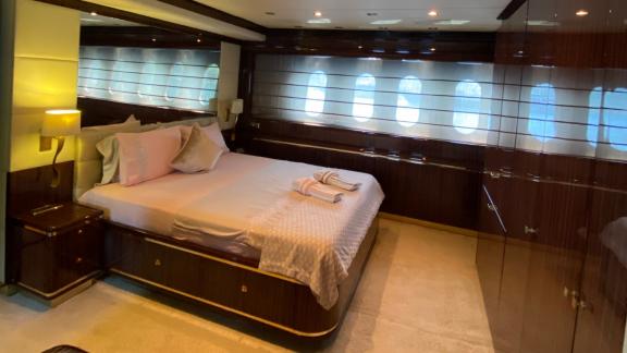 Genießen Sie Luxus und Komfort im Hauptschlafzimmer der White Pearl Motoryacht in Marmaris, Türkei.