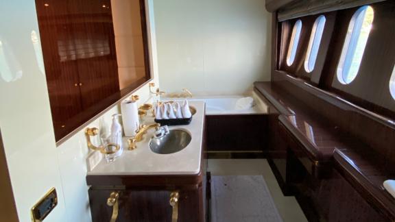 Entspannen Sie im luxuriösen Badezimmer mit Badewanne der White Pearl Motoryacht in Marmaris, Türkei.