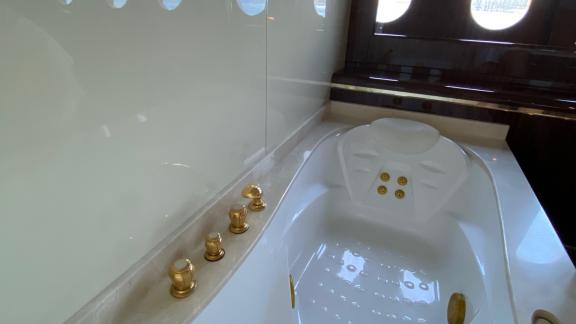 Genießen Sie ultimativen Komfort in der luxuriösen Badewanne der White Pearl Motoryacht in Marmaris, Türkei.