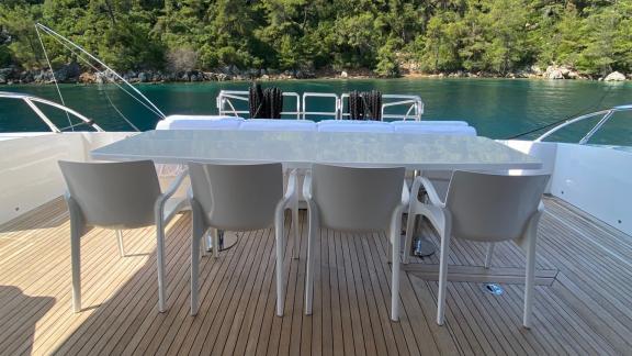 Genießen Sie Mahlzeiten mit atemberaubender Aussicht im Außendeck Essbereich der White Pearl Motoryacht in Marmaris, Tür