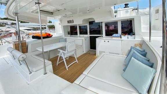 Comfortable seating and dining areas on the Marla Lagoon 450F catamaran, perfect for relaxing moments onboard.