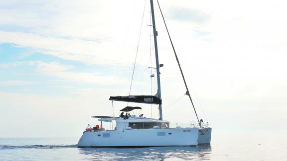 Der Katamaran Marla Lagoon 450F segelt bei ruhigem Wetter entlang der Adriaküste in Split.