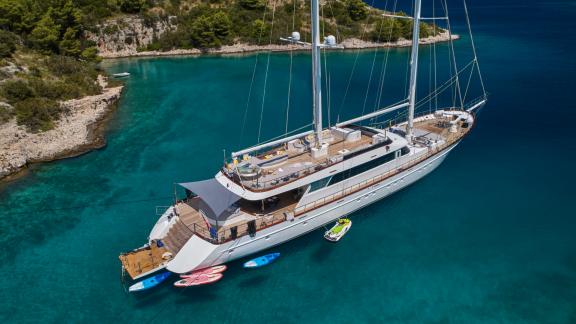 Exklusive Lady Gita vor malerischer Küste in Split, Kroatien.