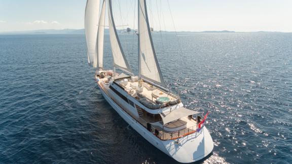 Впечатляющая Lady Gita плывет по спокойным водам Адриатики.