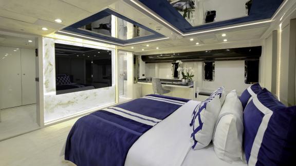 Geräumige und elegante Kabine auf der Yacht Vetro, ideal für erholsamen Schlaf und Komfort.