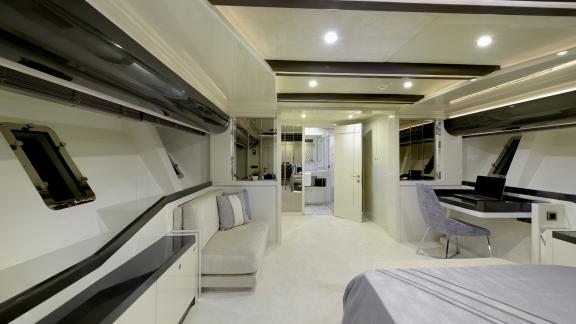 Helle und geräumige Suite auf der Yacht Vetro, ideal für Komfort und Entspannung.