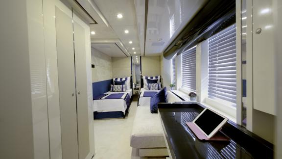 Komfortable Doppelkabine auf der Yacht Vetro, ideal für Gäste mit stilvollem Design.