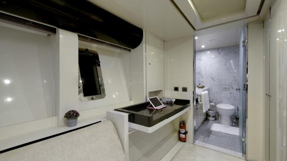 Stilvolle Kabine auf der Yacht Vetro mit eigenem Bad, ideal für Komfort und Privatsphäre.