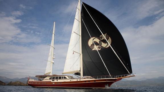 На изображении представлена великолепная гулета Daima в Гечеке, идеально подходящая для роскошных парусных отпусков в Ту