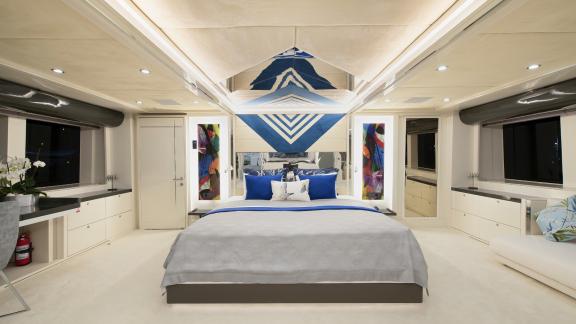 Luxuriöse Hauptkabine auf der Yacht Vetro, perfekt für erstklassigen Komfort und Erholung.