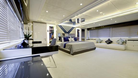 Luxuriöse und geräumige Hauptkabine auf der Yacht Vetro, ideal für erstklassigen Komfort und Erholung.