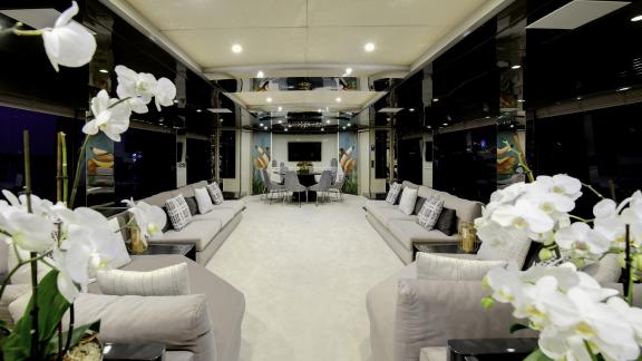 Luxuriöser Wohnbereich auf der Yacht Vetro, ideal für Entspannung und Unterhaltung.