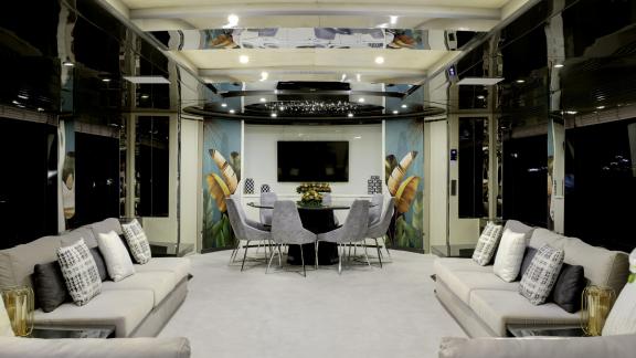 Stilvoller Essbereich auf der Yacht Vetro, ideal für elegante Mahlzeiten an Bord