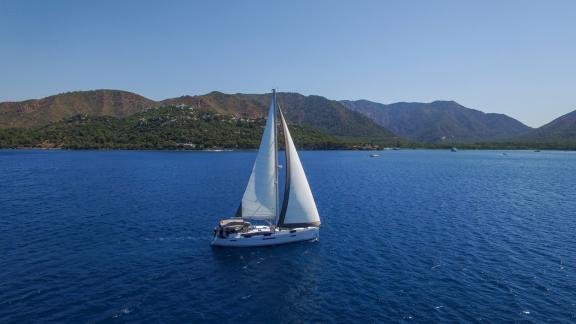 Die Segelyacht Nazlı Denizim gleitet ruhig übers Meer und genießt die herrliche Aussicht.