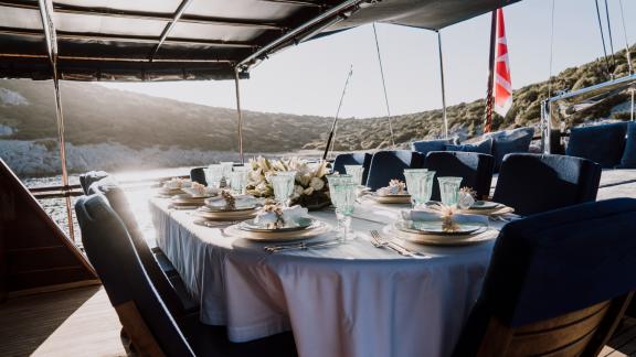 Wunderschön gedeckter Esstisch für ein exklusives Dinner an Bord der Gulet Capricorn 1.