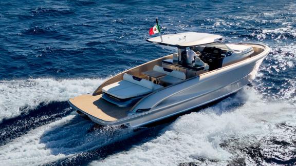 Silver Wave offers luxury yacht charter and exclusive daily sea tour experiences in Cannes.