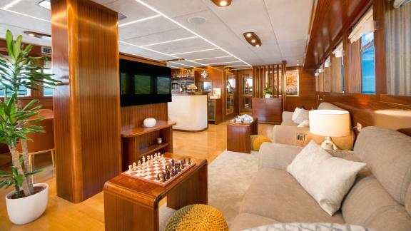 Роскошная гостиная на Son de Mar с удобными диванами, шахматной доской и современными удобствами.