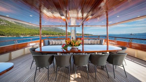 Элегантная обеденная зона на яхте Son de Mar с видом на море и стильным декором в Сплите, Хорватия.