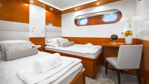 Двухместная каюта на Son de Mar с двумя односпальными кроватями, стильным декором и рабочим столом в Сплите, Хорватия.