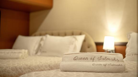 Luxuriöse Bettwäsche und weiße Handtücher im Schlafzimmer