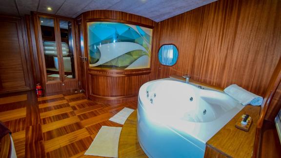 A luxurious bathtub in a wood-panelled cabin on the Gulet Ugur.