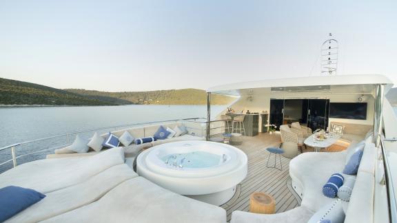 Genießen Sie den Whirlpool und die Lounge-Bereiche auf der Luxusyacht Vetro in Bodrum.