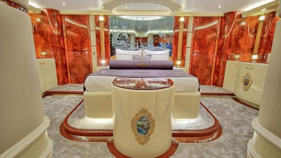 В VIP-спальне роскошной яхты Crocus гости могут комфортно спать во время путешествия.