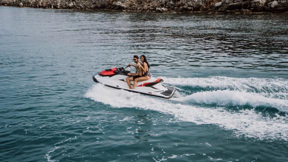 Gulet Capricorn 1'de çift, heyecan verici bir jetski macerasının tadını çıkarıyor.