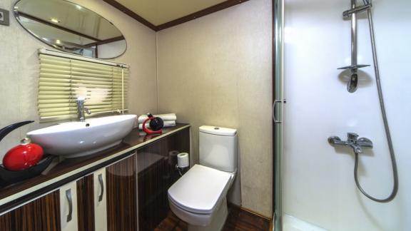 Bathroom with shower cubicle, washbasin and toilet in the Gulet Remzi Yılmaz.