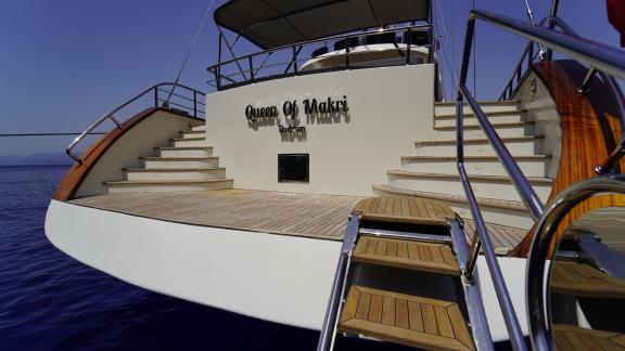 Elegantes Heck der Queen of Makri mit komfortabler Badeplattform für den einfachen Zugang zum Meer.