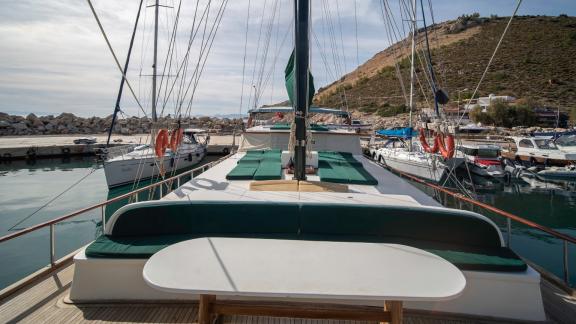 Die Gulet Peri im Hafen von Selimiye mit geräumigem Sonnendeck und bequemen Sitzgelegenheiten.