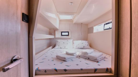 The double cabin on catamaran Deniz3 offers a comfortable bed and a bright atmosphere.