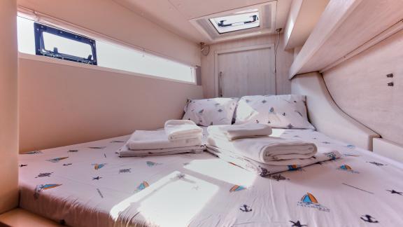 This spacious cabin on catamaran Deniz3 offers a double bed and bright setting for comfortable relaxation.