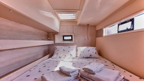 This cabin on catamaran Deniz3 offers a double bed and modern design for a comfortable sleep.