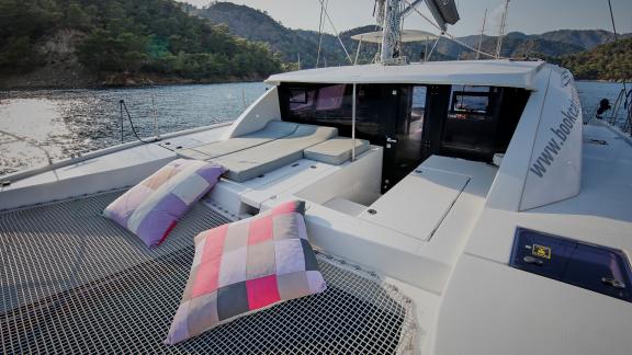 The foredeck of the catamaran Deniz3 features comfortable cushions and sun loungers.