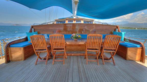 Aleyna 3 guletinin ön güvertesindeki oturma alanı, rahat minderlerle donatılmıştır.