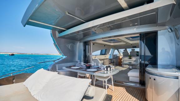 Die Yacht Zazzazu bietet am Heck eine elegante Lounge mit Tisch. Ideal für entspannte Chartermomente.