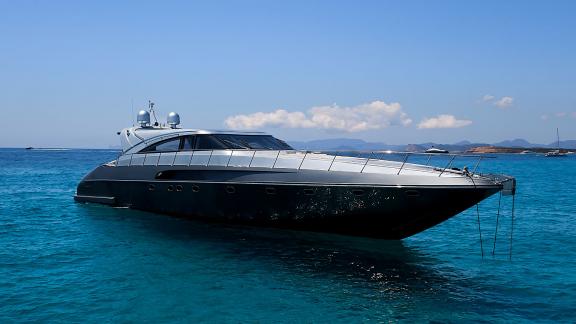 Die Yacht Zazzazu liegt ruhig im Wasser bei Ibiza. Ideal für eine exklusive Yachtcharter im Mittelmeer.